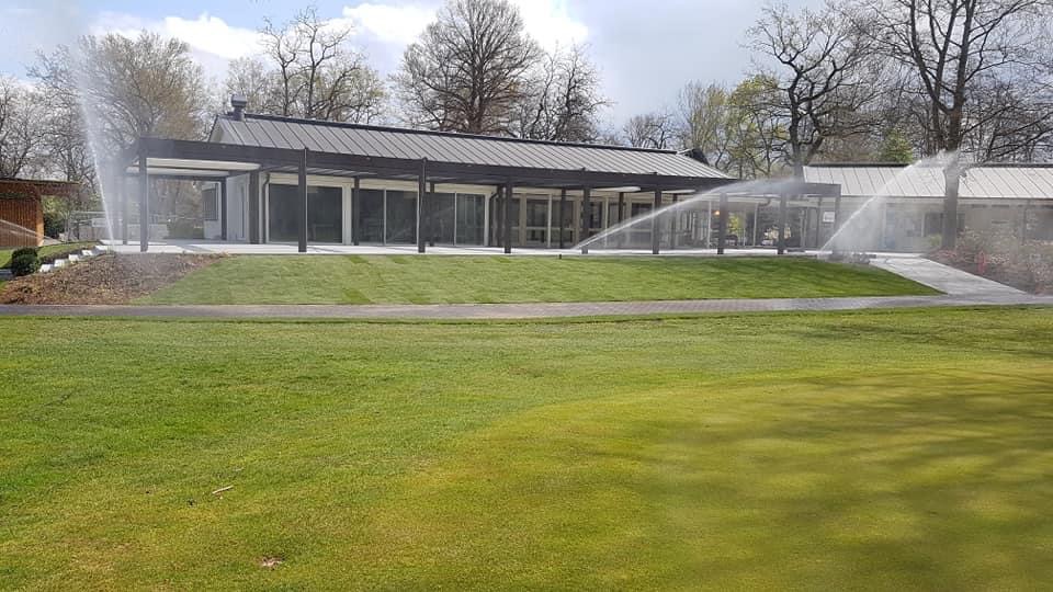 Gazon en rouleau installé au Golf du Rhin à Chalampé par greenkeeper
