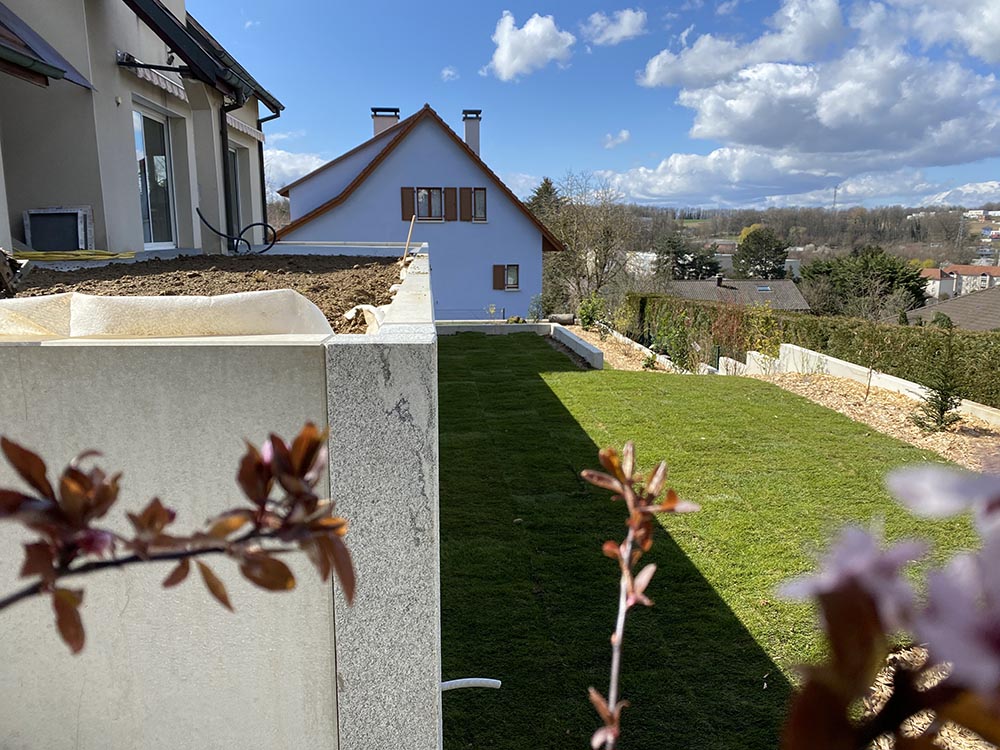 Gazon en rouleaux posé par Frick Services à Illfurth
