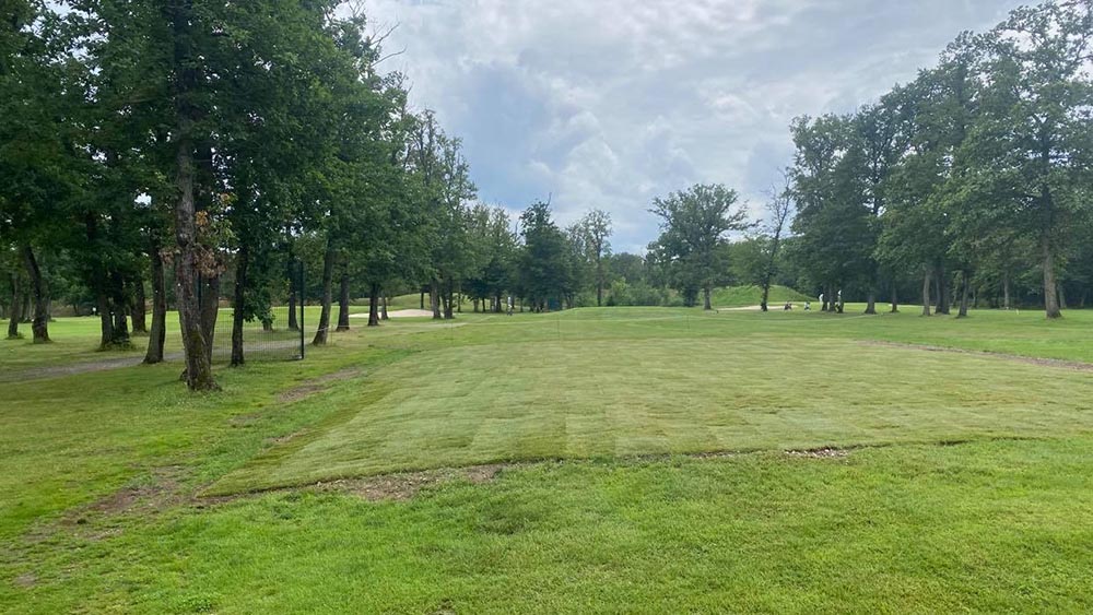Gazon en rouleau installé au Golf des Bouleaux à Wittelsheim par greenkeeper