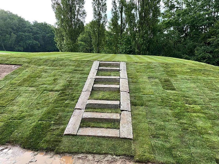 Gazon en rouleau installé au Golf Rougemont-le-Château par greenkeeper